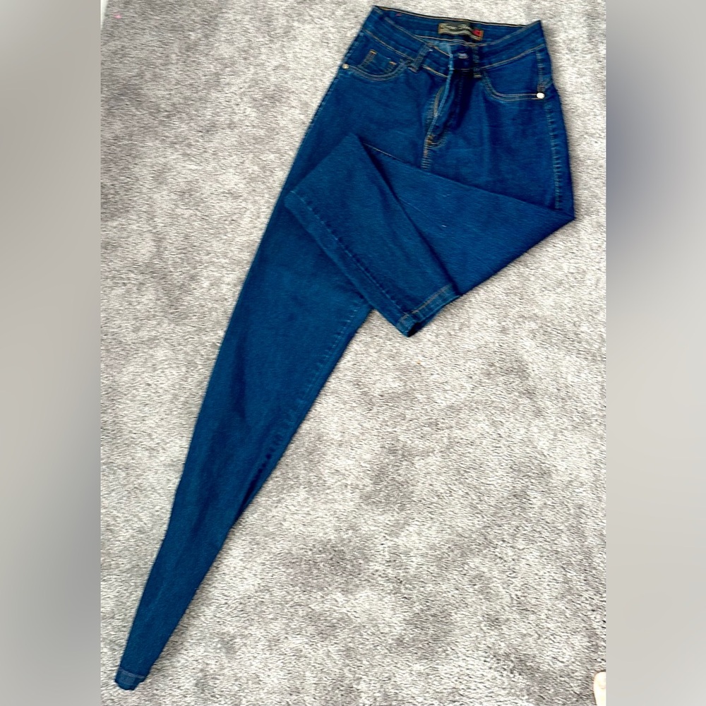 Casual high rise dark blue jeans .
